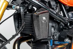 Tapa del enfriador de aceite izquierdo en carbono brillante BMW R12 NineT 2024
